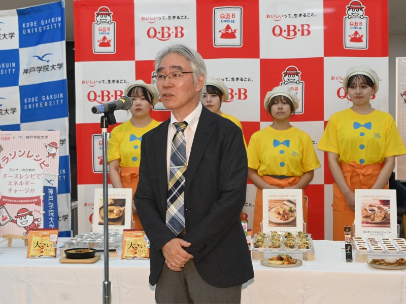 審査の概要を語る南学部長