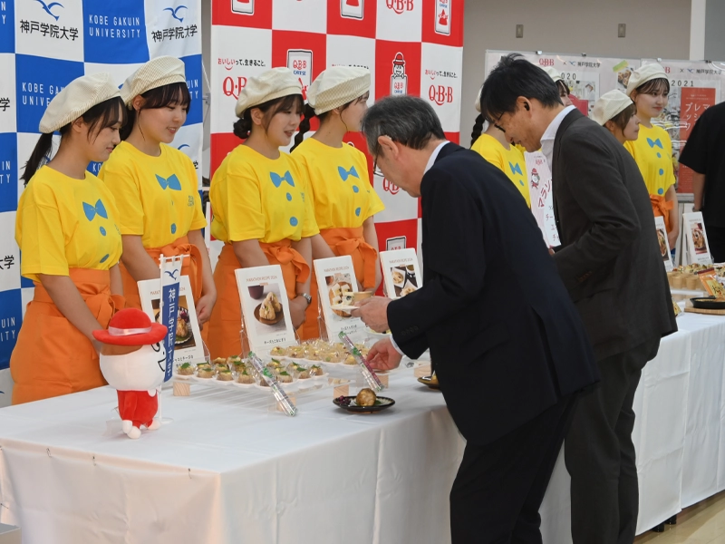 試食コーナーでは栄養学部生が自作を説明