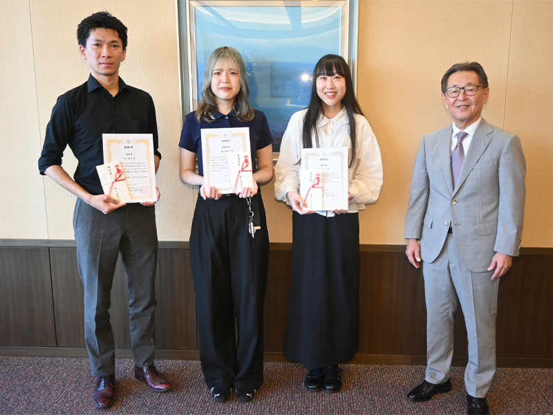 備酒学長と記念撮影する受賞者の3人