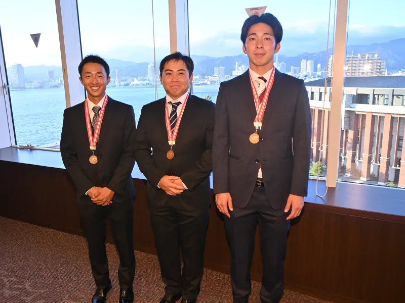 メダルを胸にかけた(左から)福田野手、武政投手、小田野手
