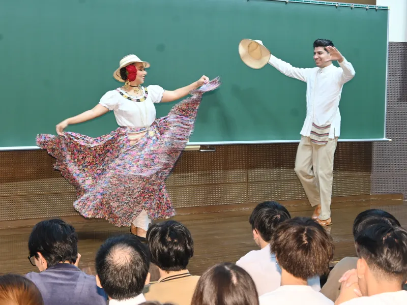 オープニングでパナマの伝統舞踊を披露