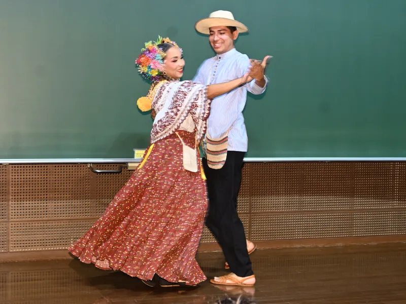 「クンビア」を踊るロベルトさんとナイールさん