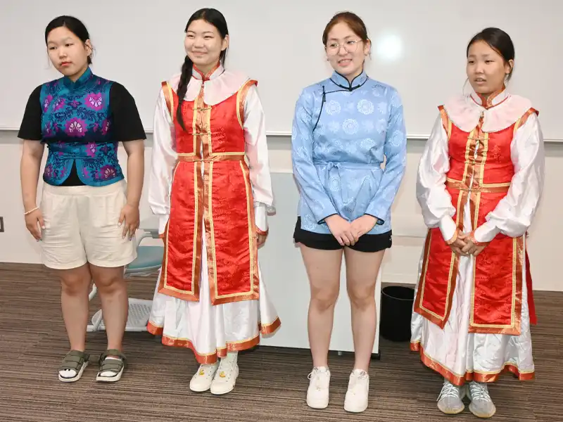民族の歌と踊りを披露してくれたモンゴルの中学生