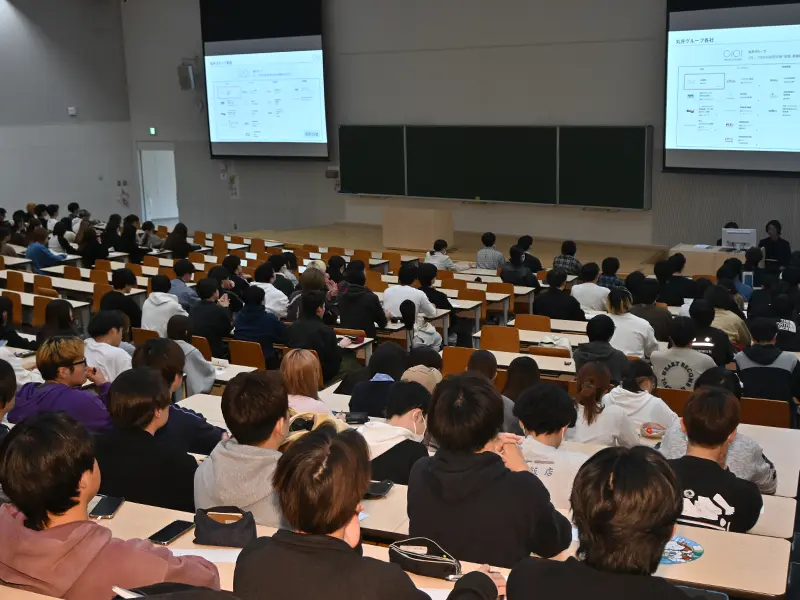 特別講義を聴く学生