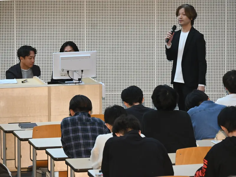 学生からの質問に答えるエポスカード関西支店提携担当の藤井チーフリーダー