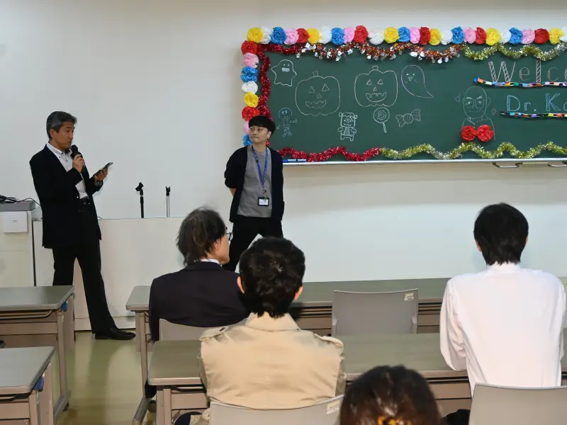 歓迎のあいさつをする岸本学部長