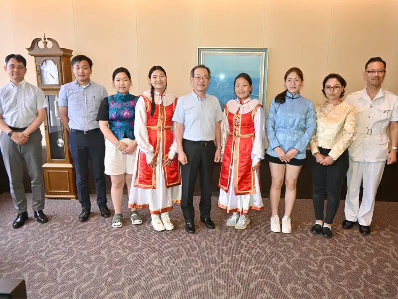 中村学長(中央)を囲み記念撮影