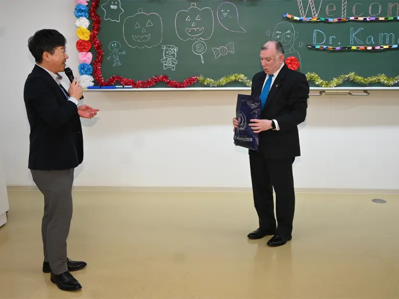 記念品を贈呈する中本准教授(左)