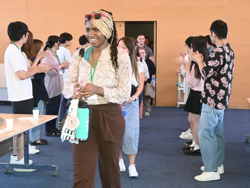 アリゾナ大学の学生を拍手で出迎える薬学部の学生と教員