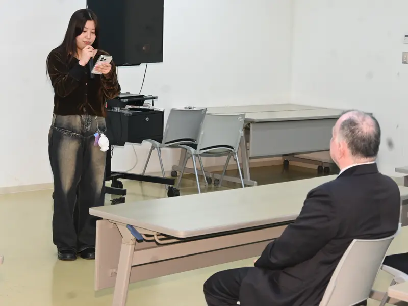 学生を代表してあいさつする川田萌さん