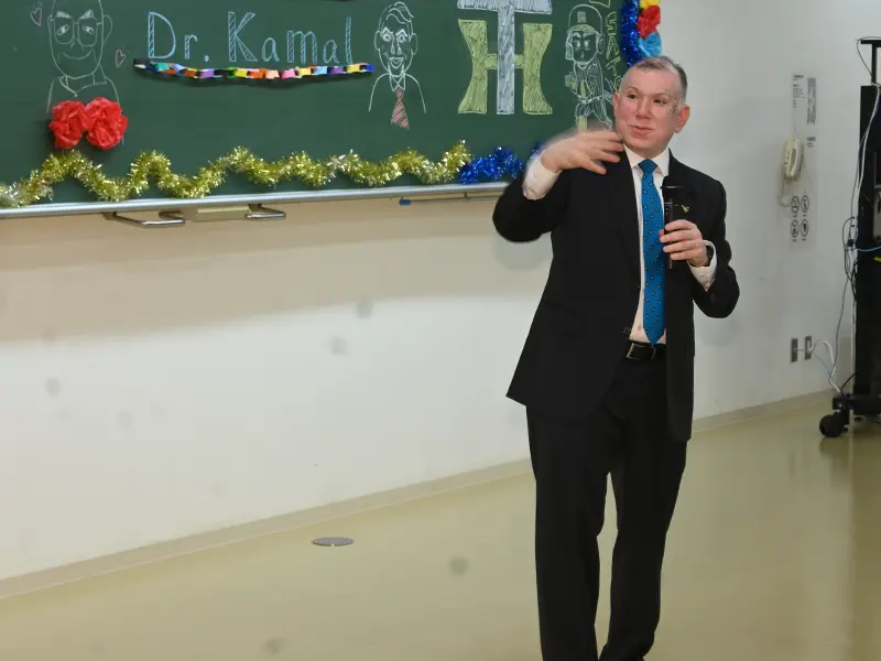 着任のあいさつをするカマル客員教授