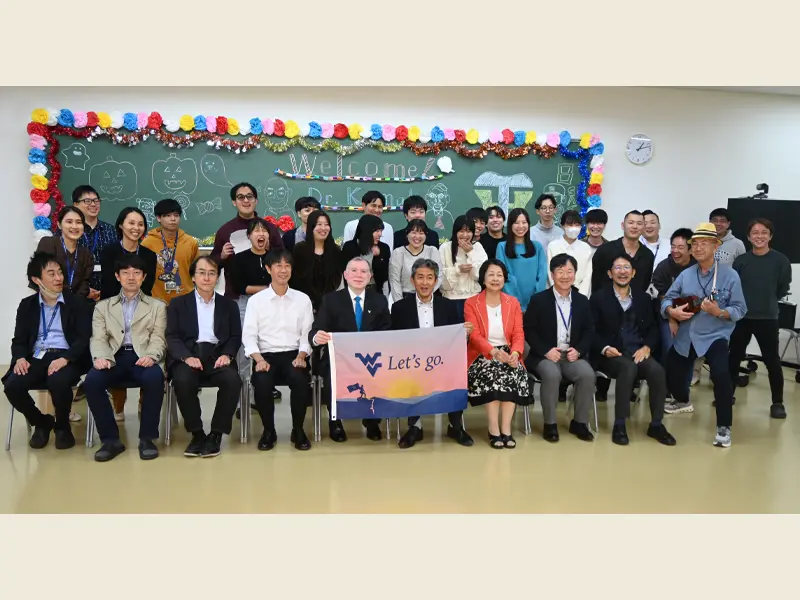 カマル客員教授(前列左から5人目)歓迎会に集まった薬学部の教員と学生