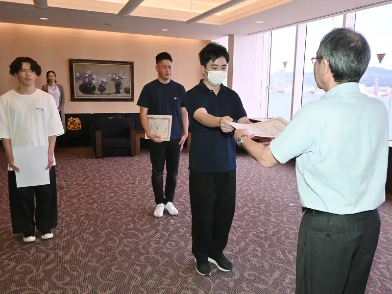中村学長からの表彰状を受け取る安本さん