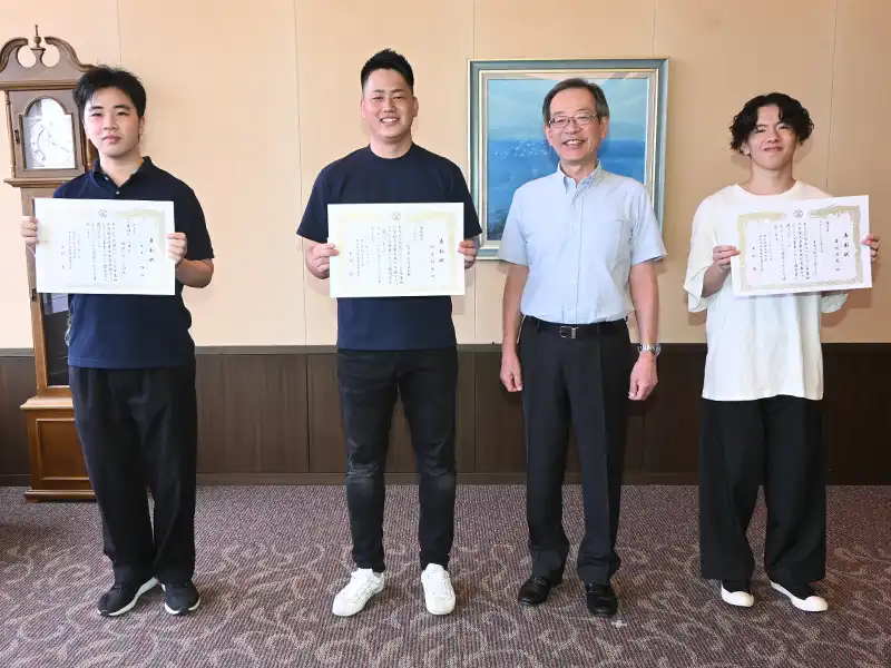 中村学長から授与された表彰状を手にする最優秀賞の坂本さん(左から2番目)、優秀賞の藤坂さん(右端)と安本さん(左端)