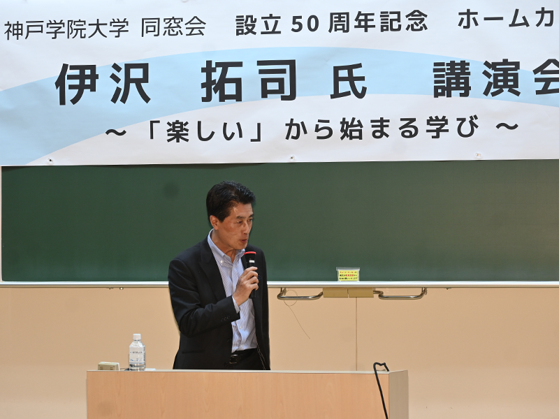 開会のあいさつをする同窓会の桑原会長