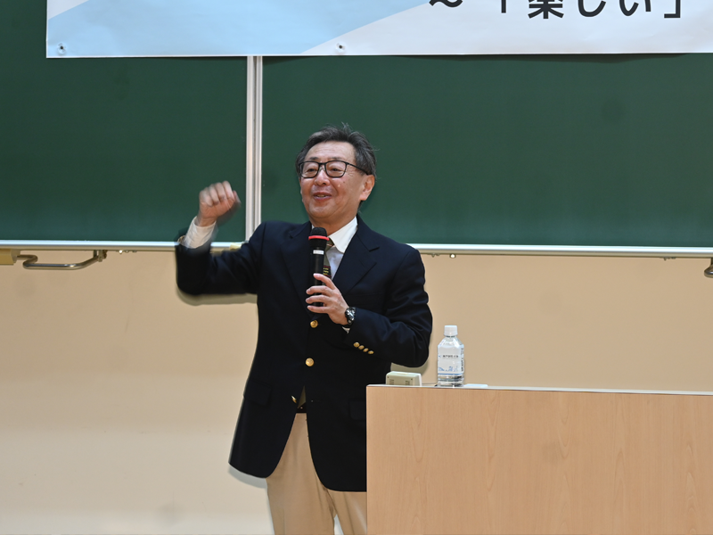 あいさつをする備酒学長