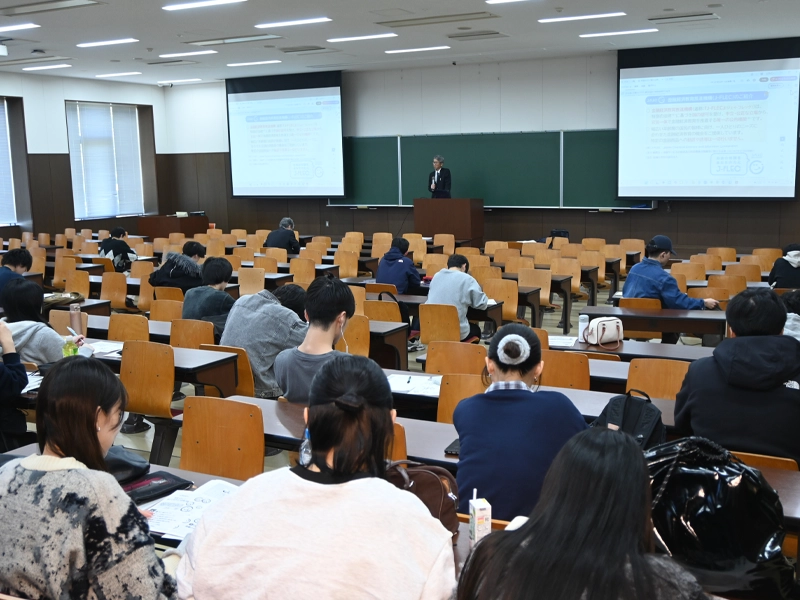 特別講義を聴く学生ら