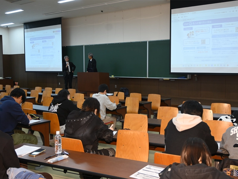 柿原講師に質問する石賀教授(前方左)