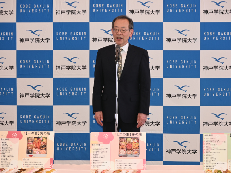 あいさつする中村学長
