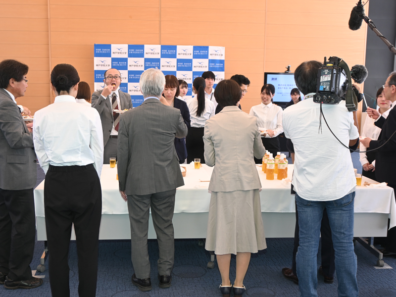 完成したおせちの料理を試食して意見交換する参加者ら