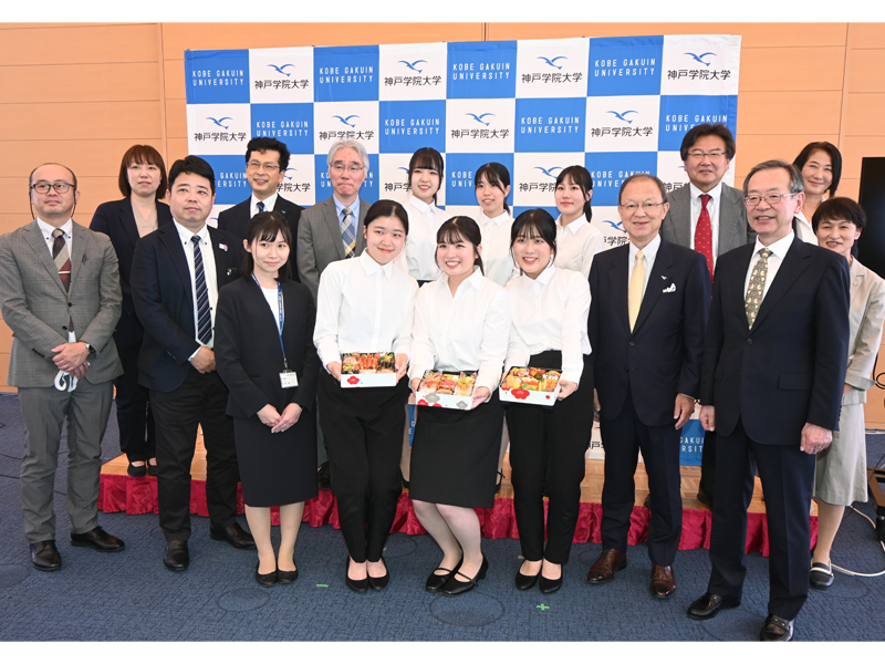 お披露目会を終え、記念撮影する参加者ら
