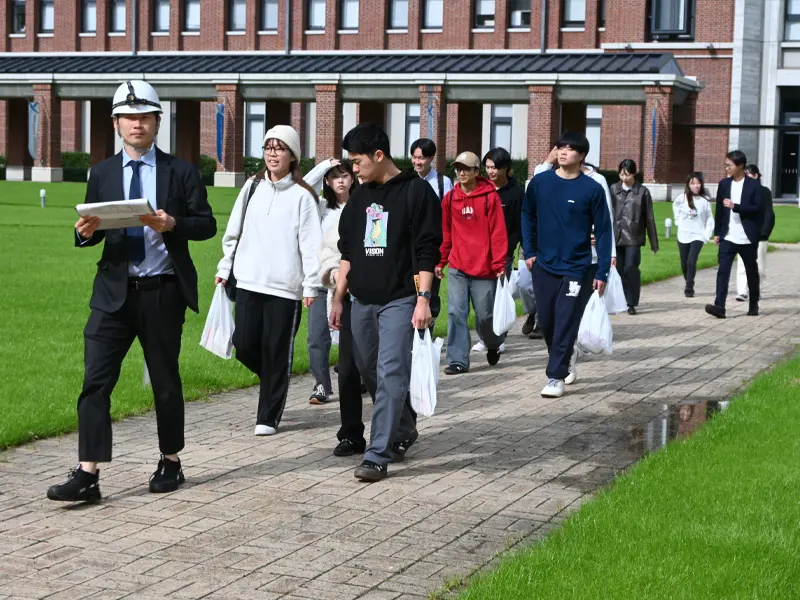 ポートアイランドキャンパスでC号館からD号館2階以上に避難する訓練をする学生たち