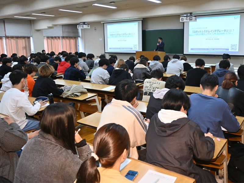 田口さんの講義を聴く学生