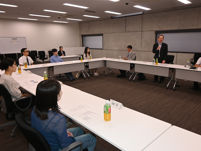 中村学長のあいさつを聴く招待学生ら