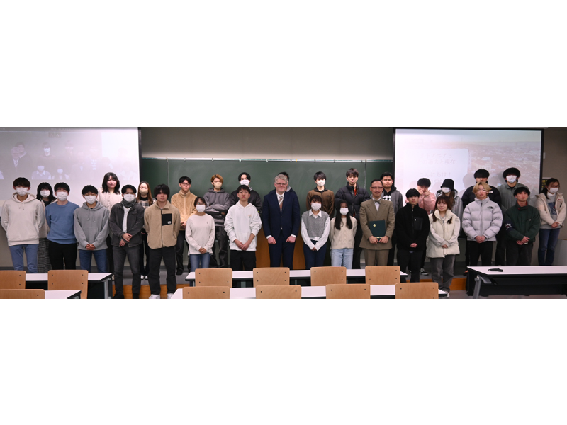 ジーカス大使を囲み記念撮影する学生たち
