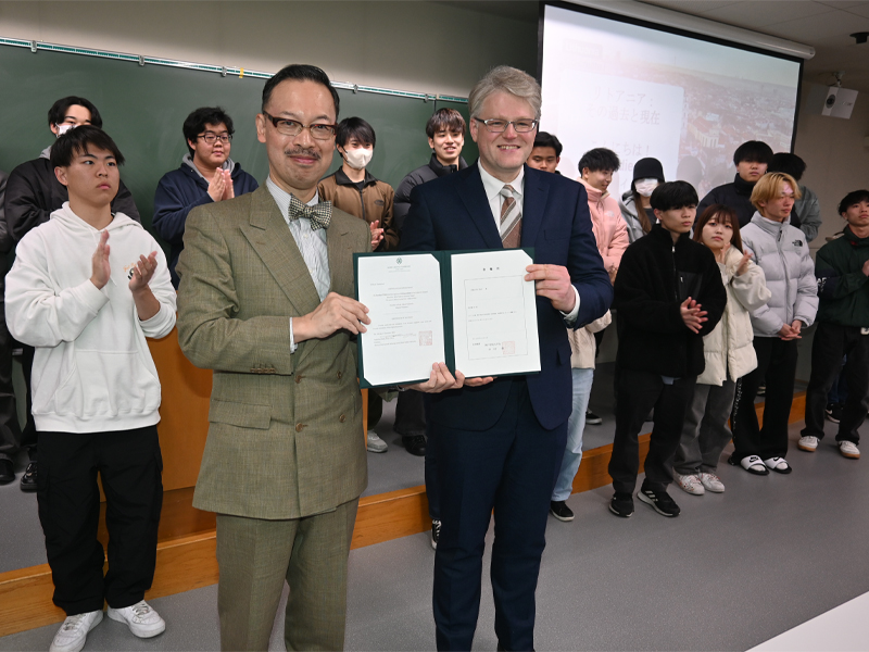岡部所長から客員教授の委嘱状を受け取ったジーカス大使(前方右)