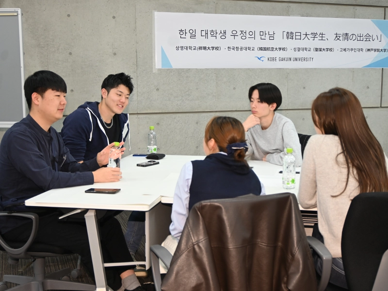 議論する学生たち