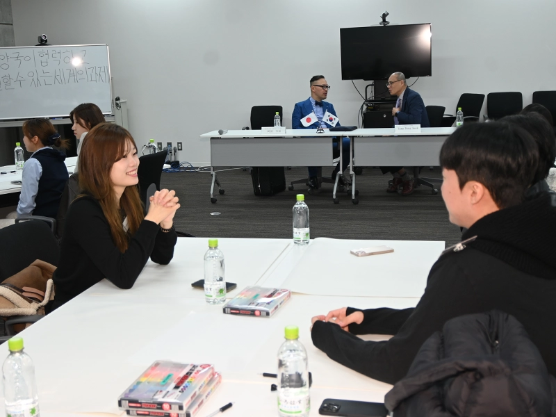 議論する学生たち