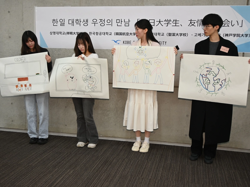 イラストを手に発表する学生