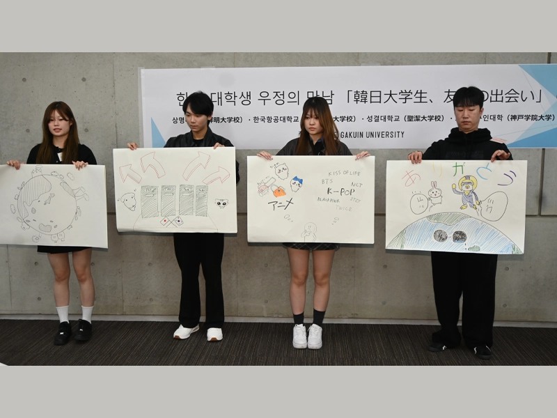 イラストを手に発表する学生