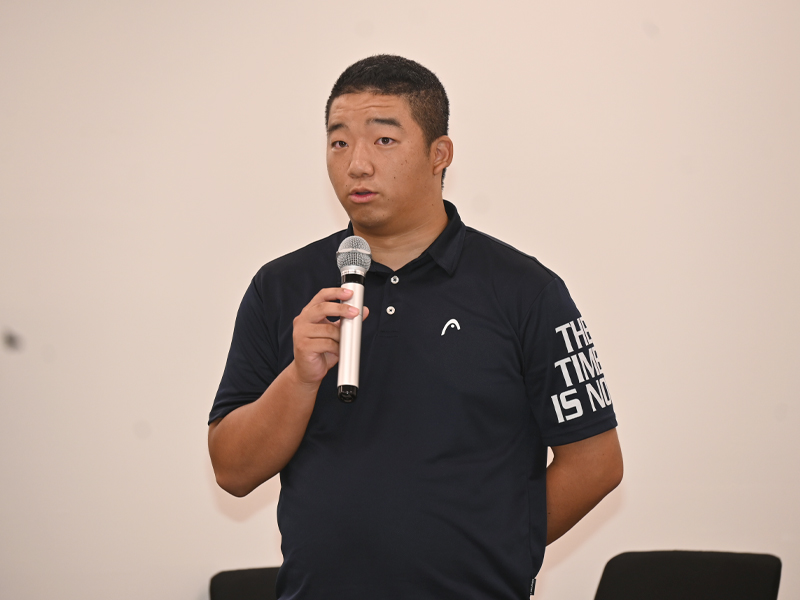 発言する高安史弥さん