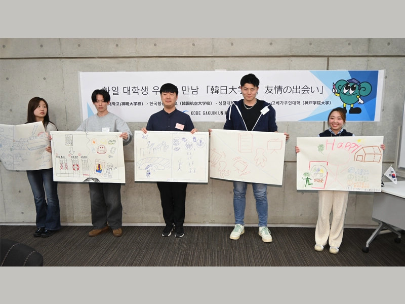 イラストを手に発表する学生