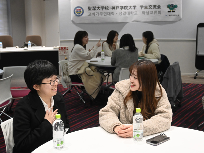 歓談する日韓の大学生