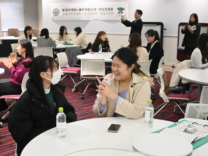 歓談する日韓の大学生