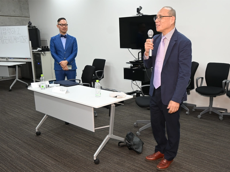 講評を述べる梁教授