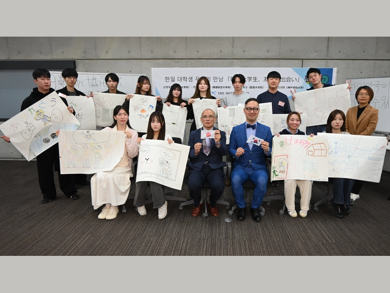 討論会に参加した両国の学生と指導にあたった教授