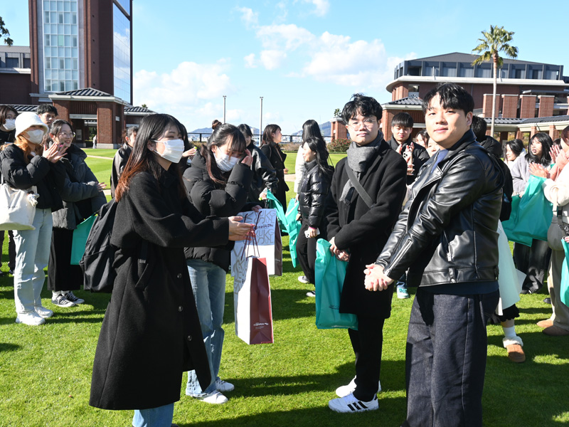 プレゼント交換する日韓の大学生