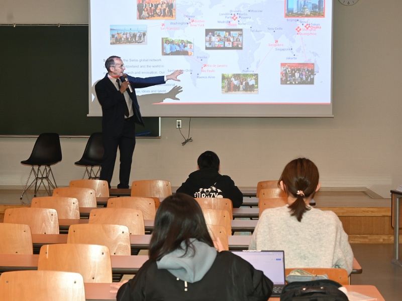 メスナー領事の講義を聴く学生