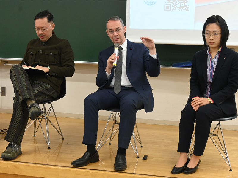 学生からの質問に答えるメスナー領事(中央)