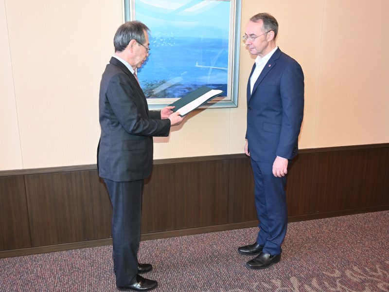 中村学長から客員教授の委嘱状を受け取るメスナー領事(右)