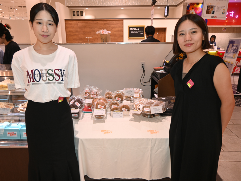 「学生オススメスイーツ特集」のプロジェクトを担当した宮脇さん(左)と長谷川さん