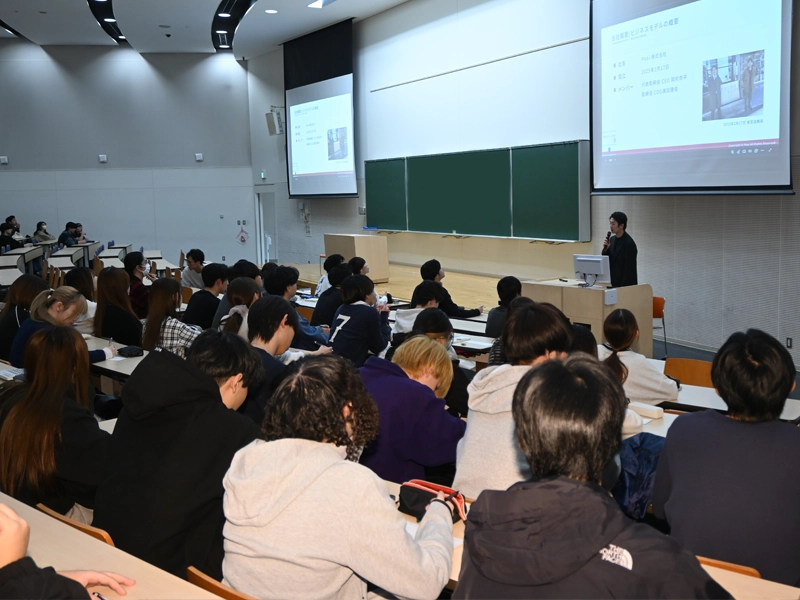 濵田さんの講義を聴く学生