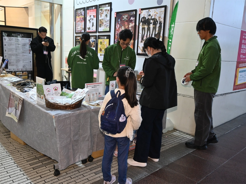 接客する辻ゼミ生