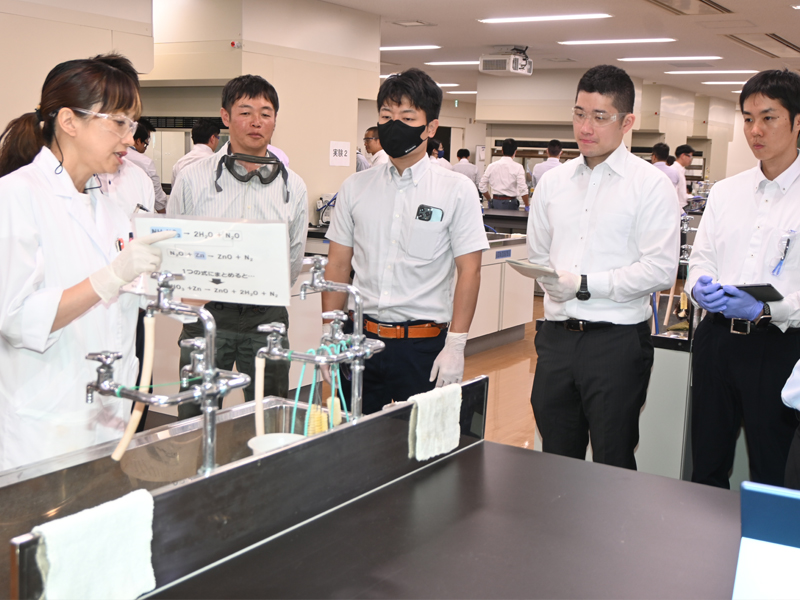 化学反応が起きる仕組みの説明を聞く消防職員の皆さん