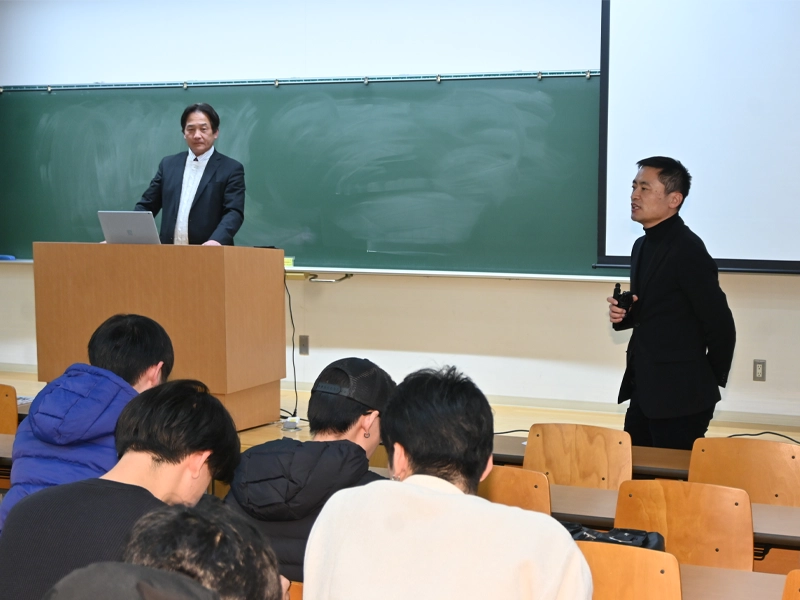 檀特局長(前方左)を紹介する柳准教授