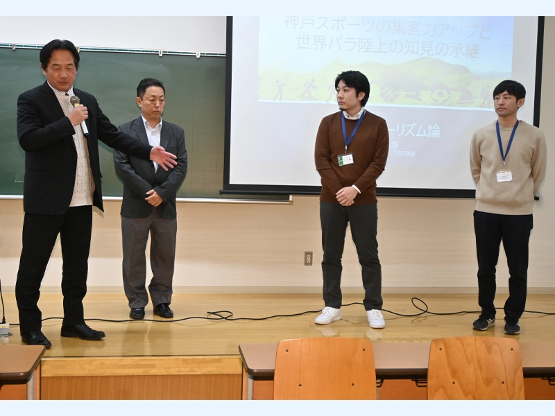 同僚の職員を紹介する檀特局長